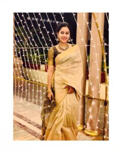 Mirnalini Ravi Instagram - Black & gold 🌗 Accessories : @mspinkpantherjewel Pondicherry