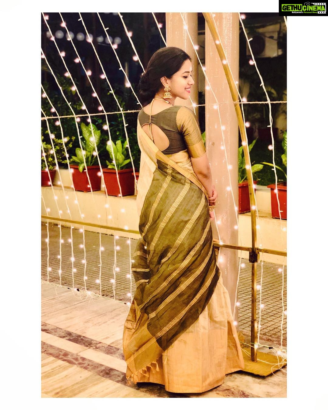 Mirnalini Ravi Instagram - Black & gold 🌗 Accessories : @mspinkpantherjewel Pondicherry