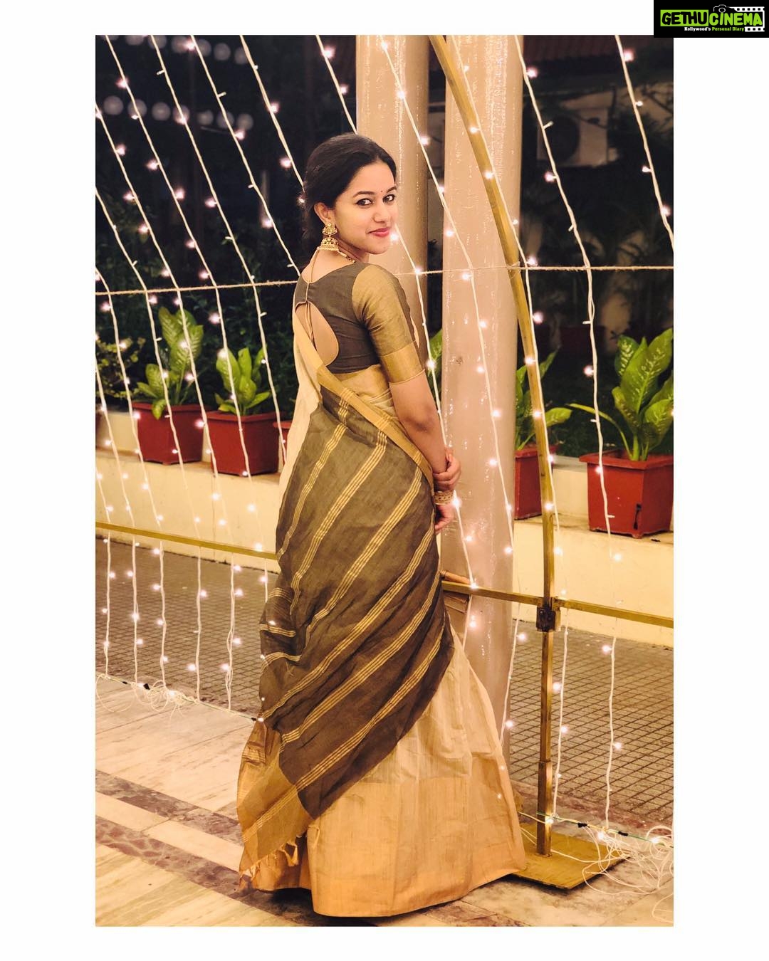 Mirnalini Ravi Instagram - Black & gold 🌗 Accessories : @mspinkpantherjewel Pondicherry