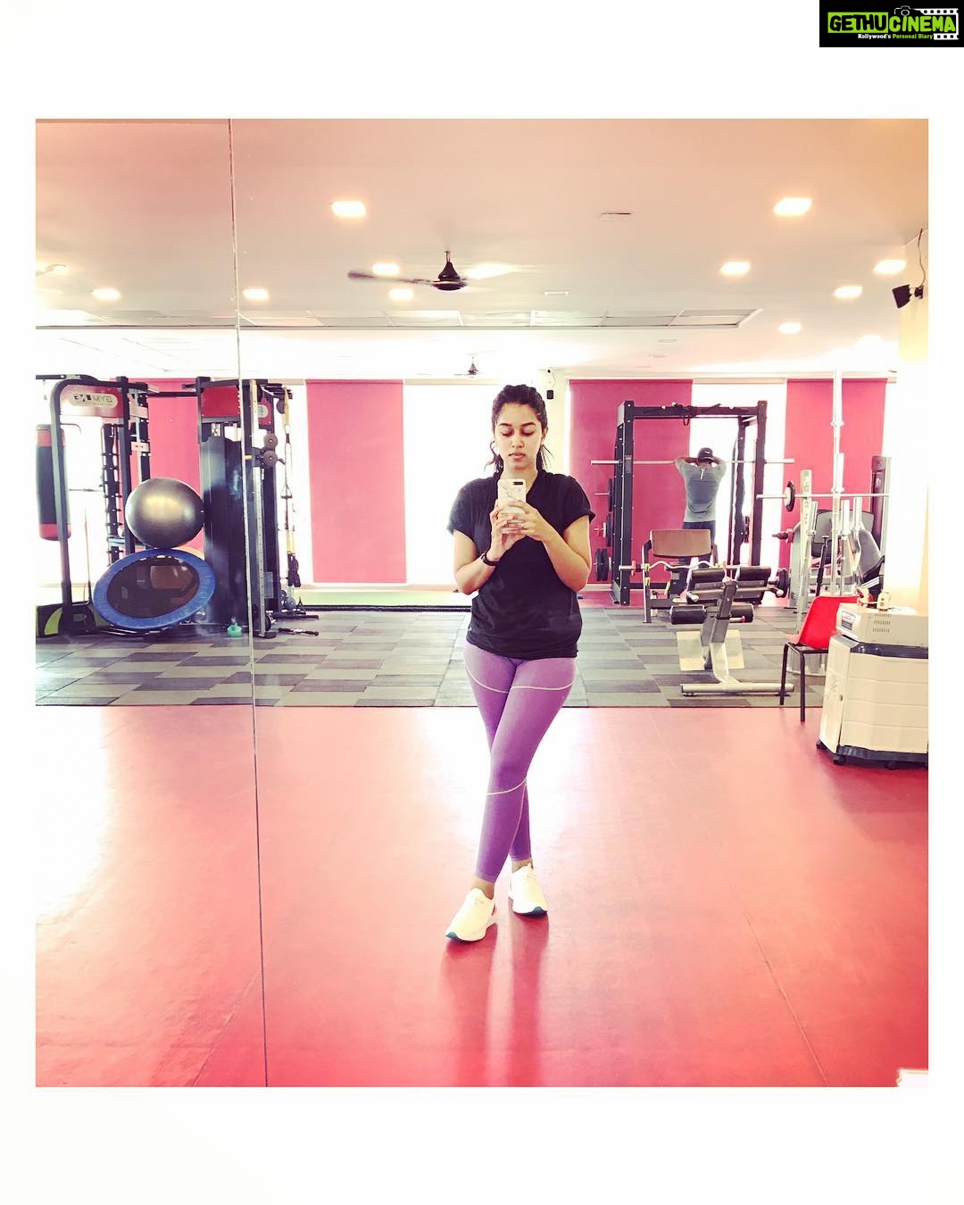 Mirnalini Ravi Instagram - Why isn’t Losing fat as easy as Gaining Fat? 🤷🏻♀️ #Postworkoutselfies - if you thought i was only clicking pictures & wasn’t working out 👊🏻 #gymlife Bangalore City