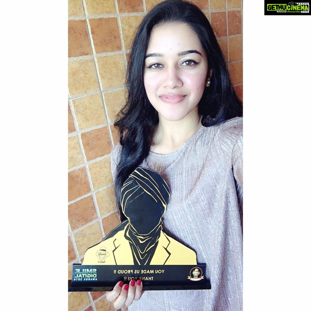 Mirnalini Ravi Instagram - @smile_settai Thank you so much for honouring me as the best female dubsmasher 2k16 ❤ Best Christmas ever 🎄 !! Merry Christmas everybody 😍