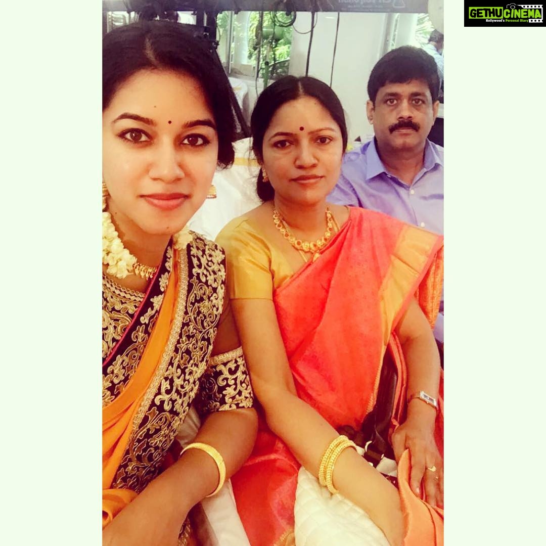 Mirnalini Ravi Instagram - With amma & appa ...
