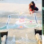 Mirnalini Ravi Instagram – Last week scenes🙈🙈 Pongal times🌾☀️ #tradition #rangoli ! It would be a lie if i told you guys that i did the entire rangoli 🙊 #Newbeginnings#HappyPongal !!