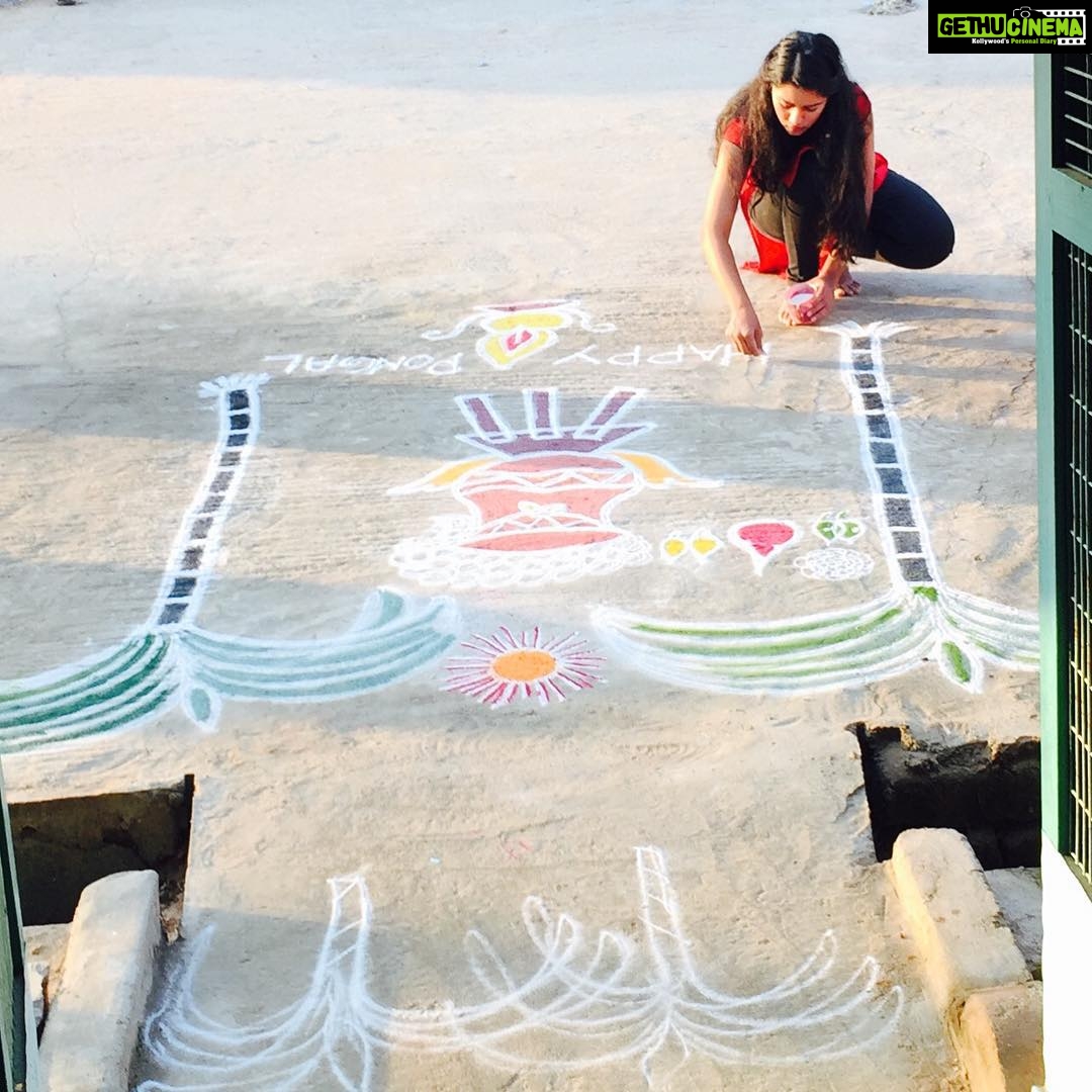 Mirnalini Ravi Instagram - Last week scenes🙈🙈 Pongal times🌾☀️ #tradition #rangoli ! It would be a lie if i told you guys that i did the entire rangoli 🙊 #Newbeginnings#HappyPongal !!