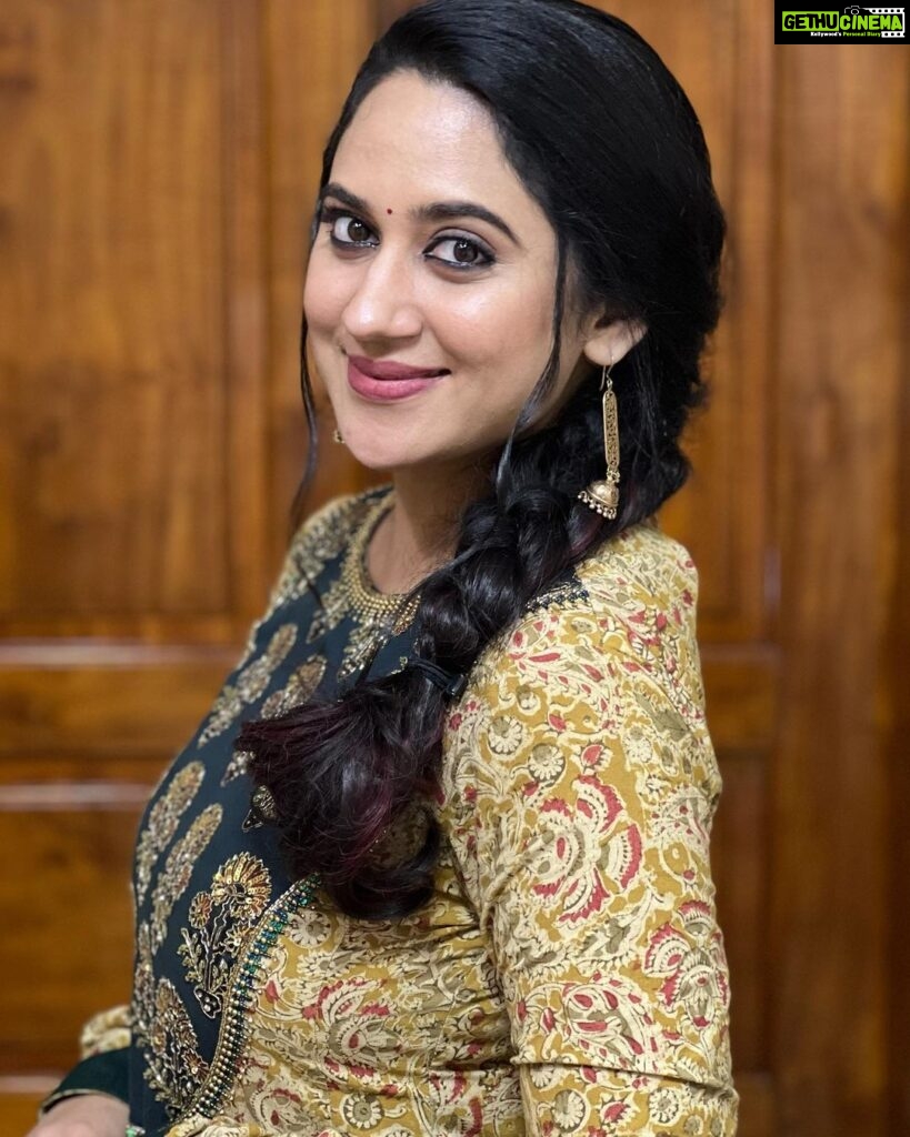 Miya George Instagram - Be it blue or green or red ...Kalamkari is the best ethnic 👗 @khajuraho_boutique_ Makeup @abilashchickumakeupartist Styling @sabarinathk_ 📸 @ashphilipo