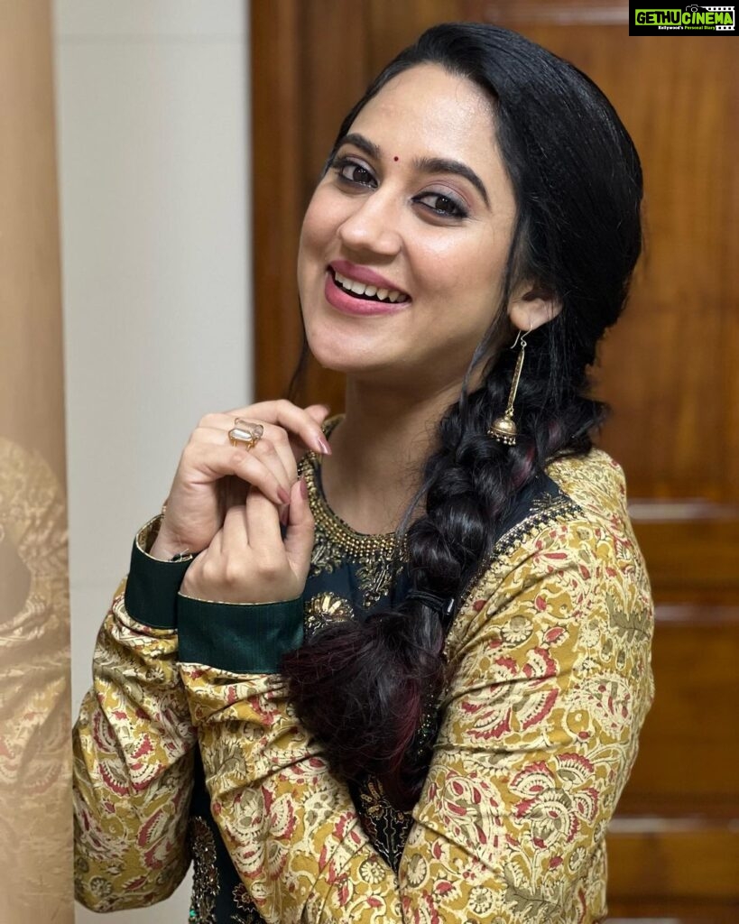 Miya George Instagram - Be it blue or green or red ...Kalamkari is the best ethnic 👗 @khajuraho_boutique_ Makeup @abilashchickumakeupartist Styling @sabarinathk_ 📸 @ashphilipo