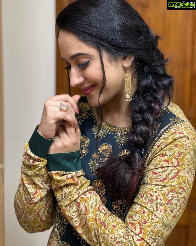 Miya George Instagram - Be it blue or green or red ...Kalamkari is the best ethnic 👗 @khajuraho_boutique_ Makeup @abilashchickumakeupartist Styling @sabarinathk_ 📸 @ashphilipo