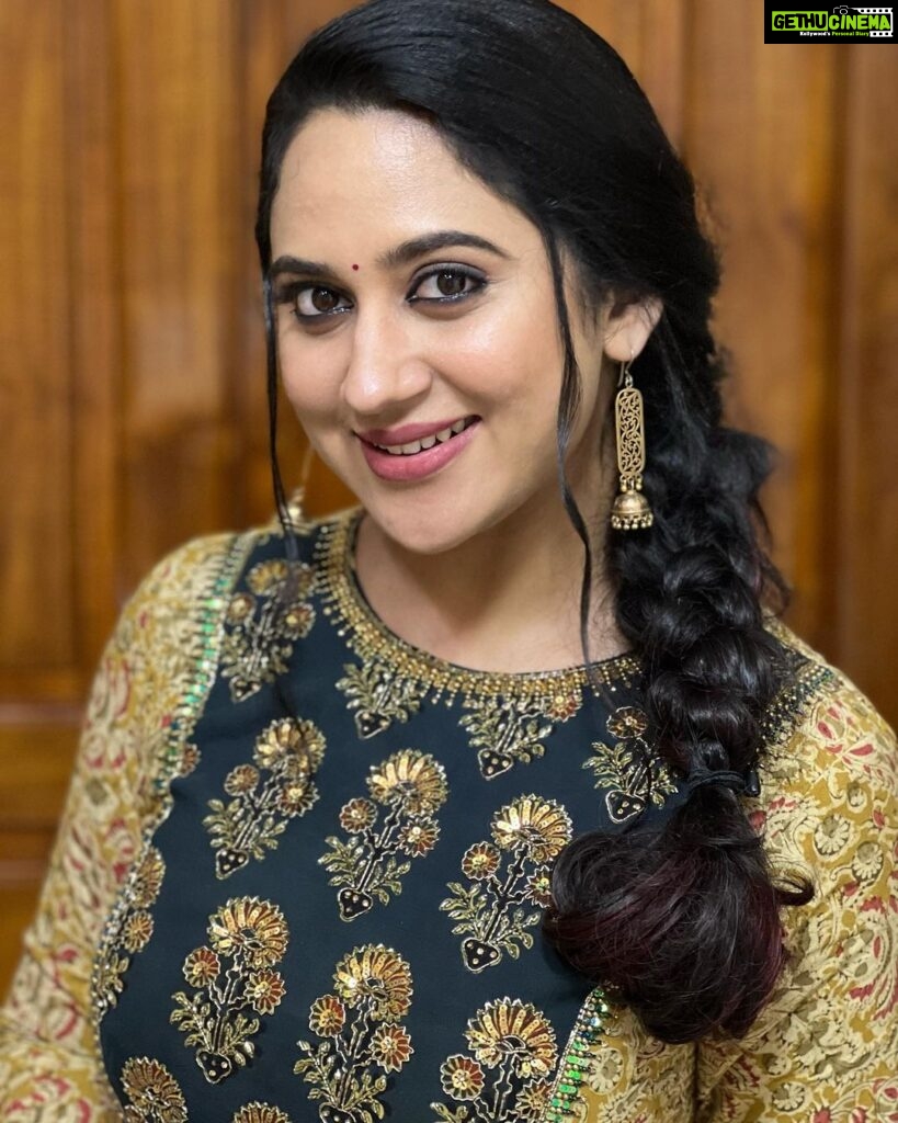 Miya George Instagram - Be it blue or green or red ...Kalamkari is the best ethnic 👗 @khajuraho_boutique_ Makeup @abilashchickumakeupartist Styling @sabarinathk_ 📸 @ashphilipo