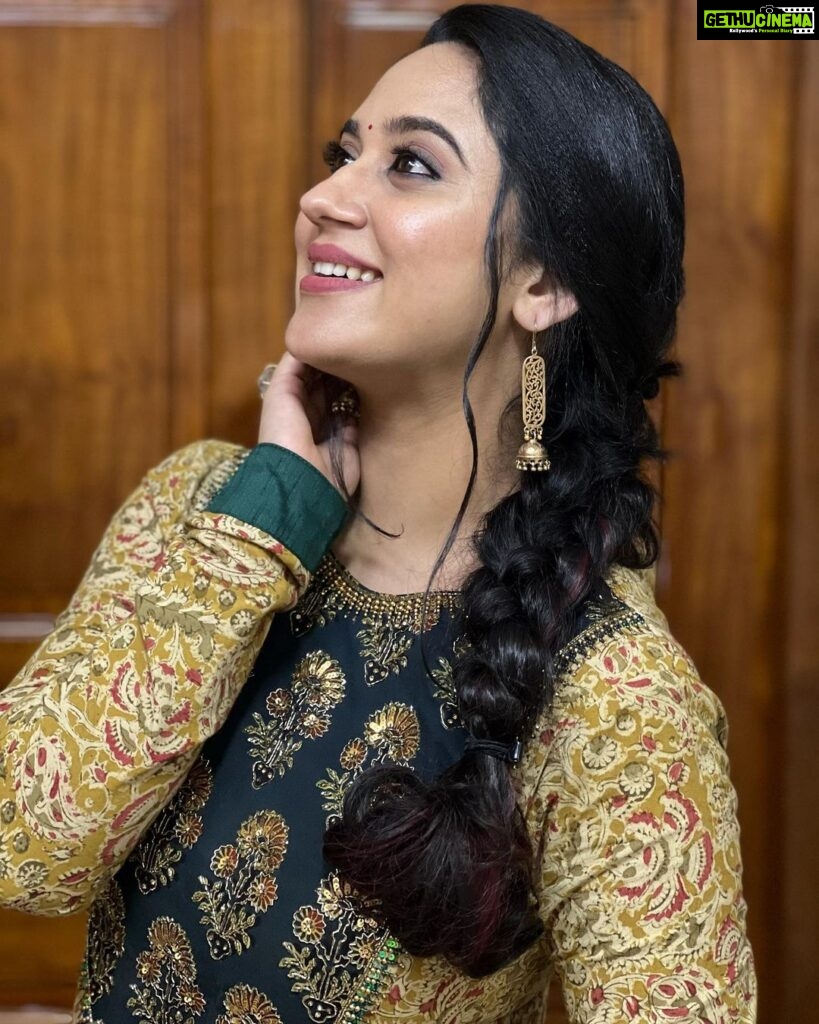 Miya George Instagram - Be it blue or green or red ...Kalamkari is the best ethnic 👗 @khajuraho_boutique_ Makeup @abilashchickumakeupartist Styling @sabarinathk_ 📸 @ashphilipo