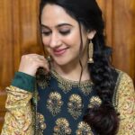 Miya George Instagram – Be it blue or green or red …Kalamkari is the best ethnic
👗 @khajuraho_boutique_ 
Makeup @abilashchickumakeupartist 
Styling @sabarinathk_ 
📸 @ashphilipo