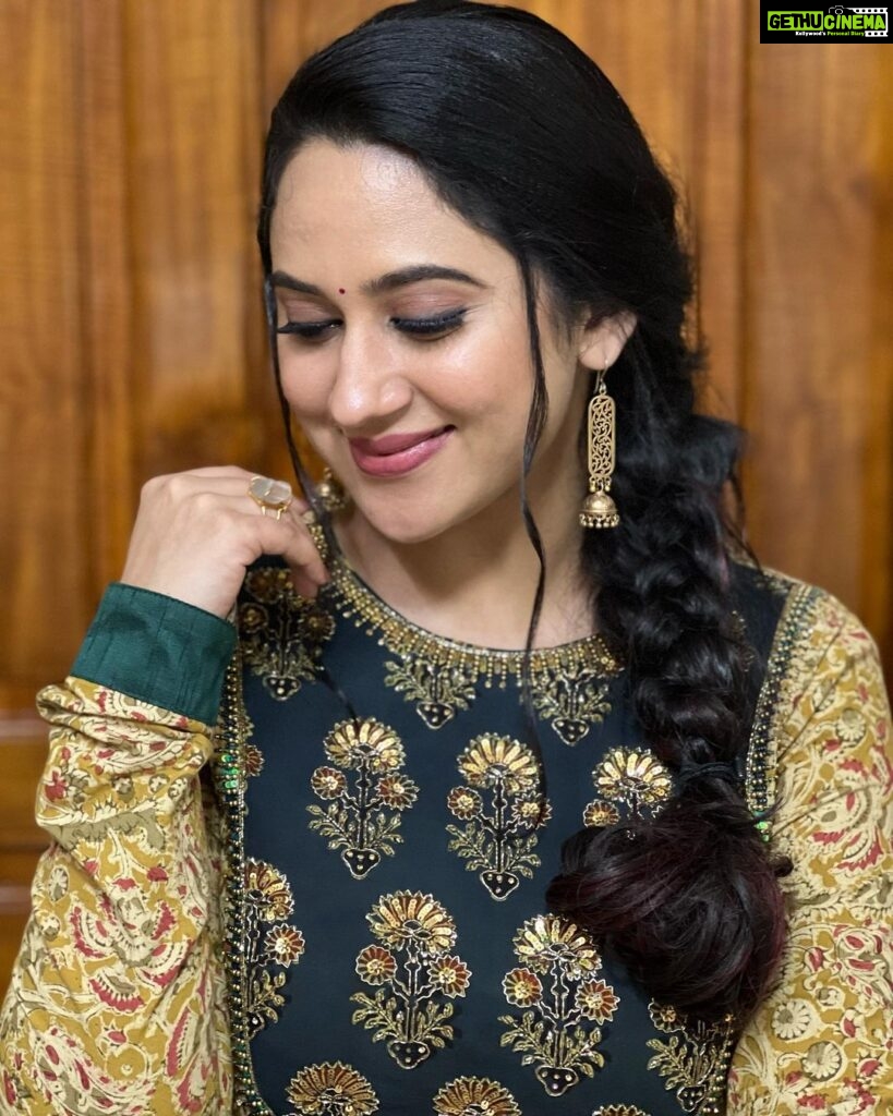 Miya George Instagram - Be it blue or green or red ...Kalamkari is the best ethnic 👗 @khajuraho_boutique_ Makeup @abilashchickumakeupartist Styling @sabarinathk_ 📸 @ashphilipo