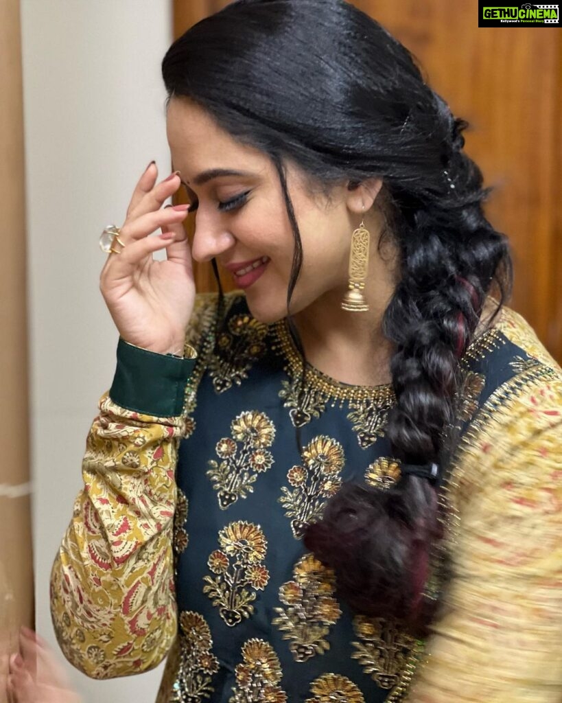 Miya George Instagram - Be it blue or green or red ...Kalamkari is the best ethnic 👗 @khajuraho_boutique_ Makeup @abilashchickumakeupartist Styling @sabarinathk_ 📸 @ashphilipo