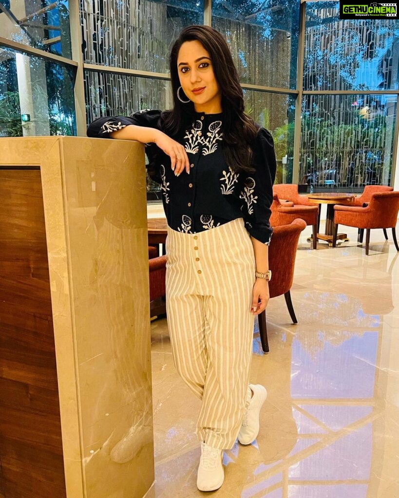 Miya George Instagram - Cotton is equal to comfort & I love cotton😝♥️ Styling @sabarinathk_ Hairdo @sajithandsujith Makeup yours only 😉 📸 @ashphilipo