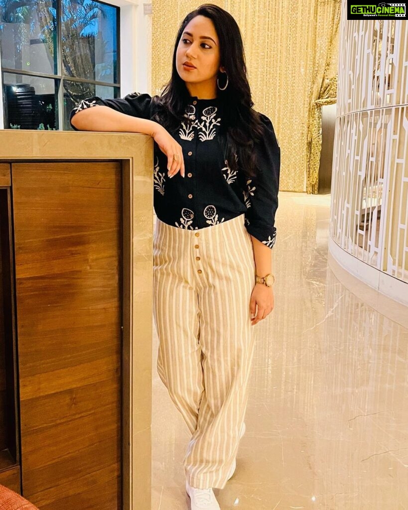 Miya George Instagram - Cotton is equal to comfort & I love cotton😝♥️ Styling @sabarinathk_ Hairdo @sajithandsujith Makeup yours only 😉 📸 @ashphilipo