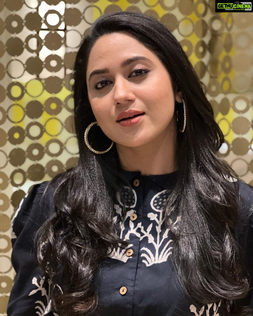 Miya George Instagram - Cotton is equal to comfort & I love cotton😝♥️ Styling @sabarinathk_ Hairdo @sajithandsujith Makeup yours only 😉 📸 @ashphilipo