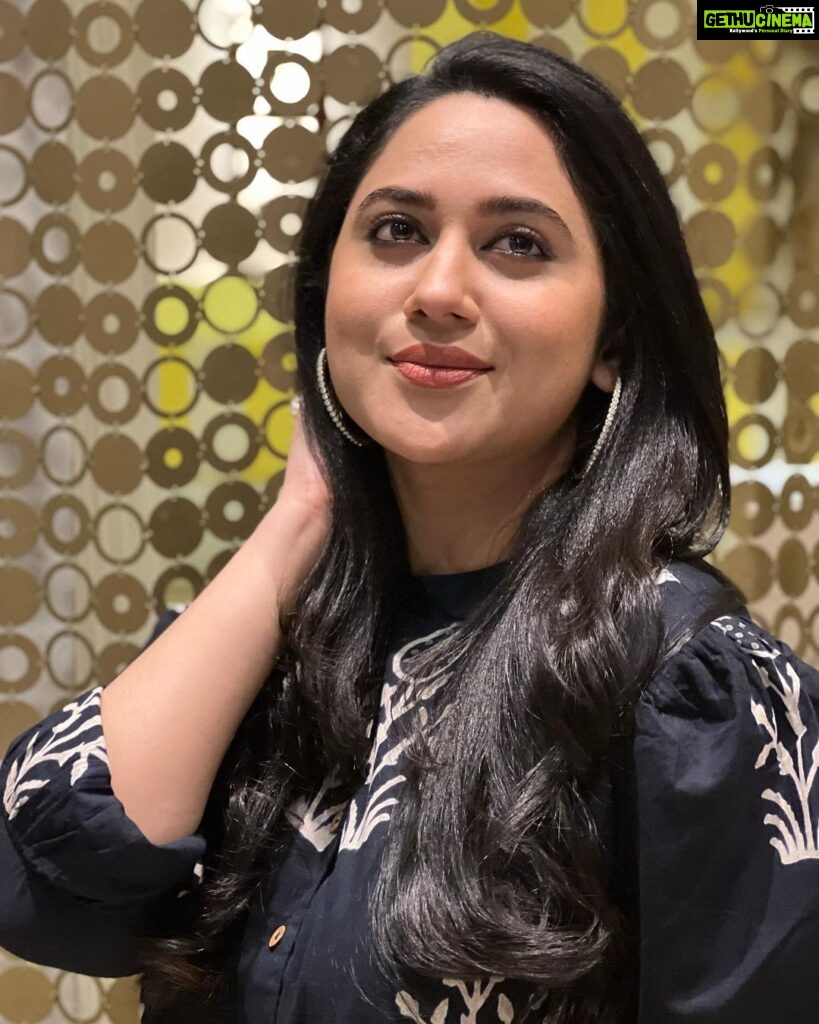 Miya George Instagram - Cotton is equal to comfort & I love cotton😝♥️ Styling @sabarinathk_ Hairdo @sajithandsujith Makeup yours only 😉 📸 @ashphilipo