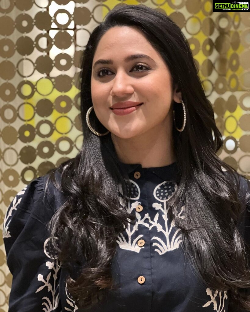 Miya George Instagram - Cotton is equal to comfort & I love cotton😝♥️ Styling @sabarinathk_ Hairdo @sajithandsujith Makeup yours only 😉 📸 @ashphilipo
