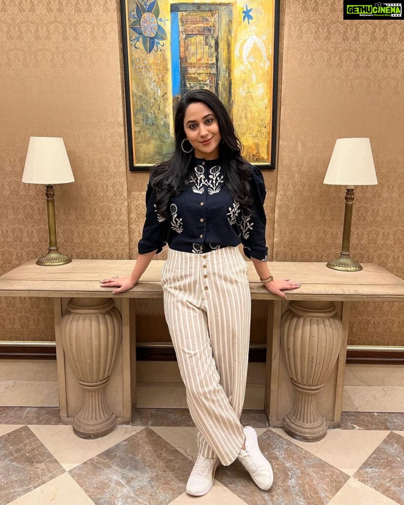 Miya George Instagram - Cotton is equal to comfort & I love cotton😝♥️ Styling @sabarinathk_ Hairdo @sajithandsujith Makeup yours only 😉 📸 @ashphilipo