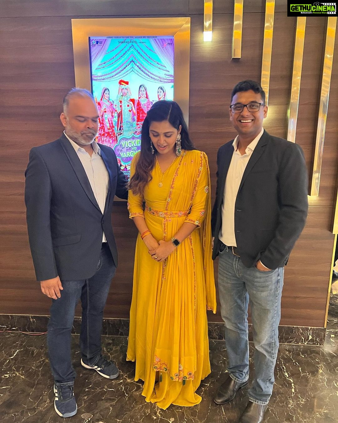 Monal Gajjar Instagram - Basically this our ritual we start with Simple pic & last we have the best one.📸Thank you @rahul_bhole11 @kanojiavinit for always bing family for me. I have great bonding with you both. I’m always grateful to have in my life.🥰😇🥰 I’m very expressive in real but writing I’m really poor which is basically yours strength. 😇🥰😇thank once again for one more hit after Reva in my filmy 🎥 career.😇 jai shri krishna😇 Styled by:- @idivyeshtalaviya Wearing:- @sivithebespokeboutique @niketathacker Jewellery:- @stylewithdaksha_kashti Styling Assistant:- @vaidehi1312 @styledbydivyesh #styledbydivyesh💫 #promtion #vickydanovarghodo #gujaratimovies #monalgajjar #imqueen👸🏻👑