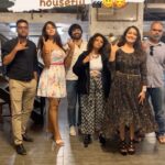 Monal Gajjar Instagram - We are not in sync but everyone are high on Coffee. After knowing our show going houseful😇🙏😇. It’s full swing of success vickyda no Varghodo 🎼🎥🎼🎞🍿 Have you booked your tickets or not ? Watch share your reviews 🥰 #gujarati #movie #promtion #instagood #instagram #reels #vickydanovarghodo #actor #houseful #sucess #malhar #monal #manasi #jhinal Baroda Kamati Bag