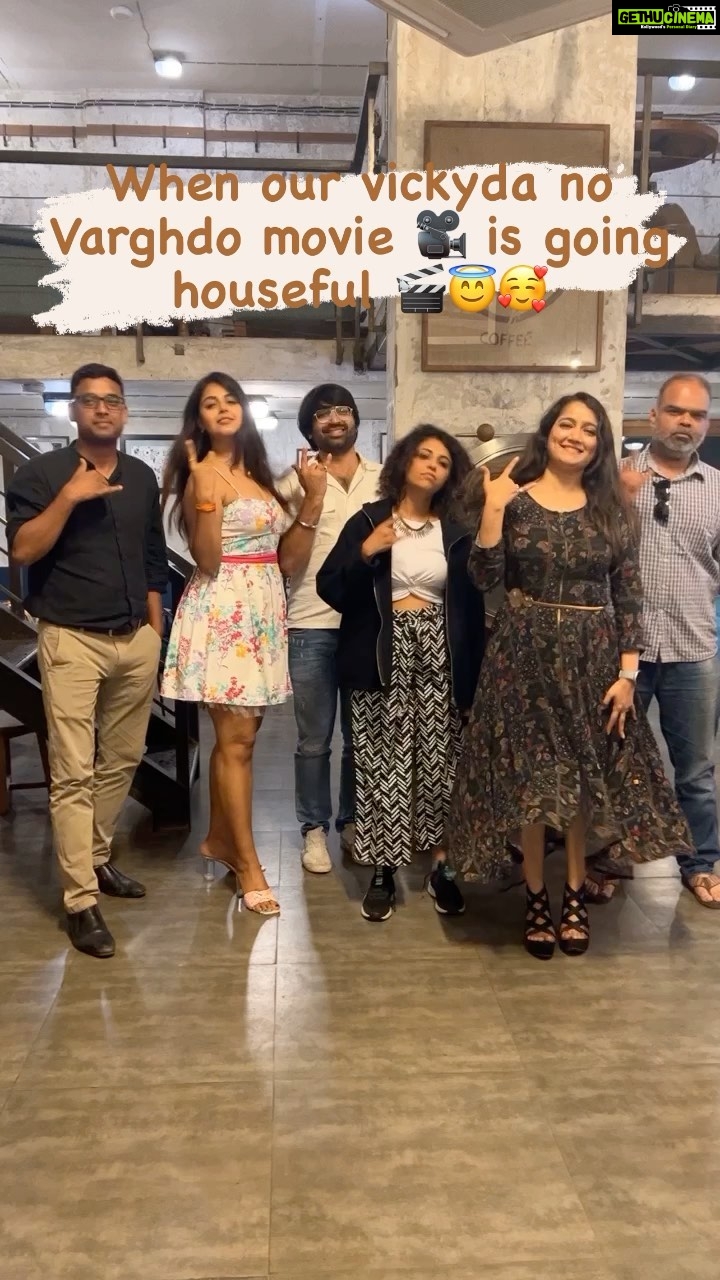 Monal Gajjar Instagram - We are not in sync but everyone are high on Coffee. After knowing our show going houseful😇🙏😇. It’s full swing of success vickyda no Varghodo 🎼🎥🎼🎞🍿 Have you booked your tickets or not ? Watch share your reviews 🥰 #gujarati #movie #promtion #instagood #instagram #reels #vickydanovarghodo #actor #houseful #sucess #malhar #monal #manasi #jhinal Baroda Kamati Bag