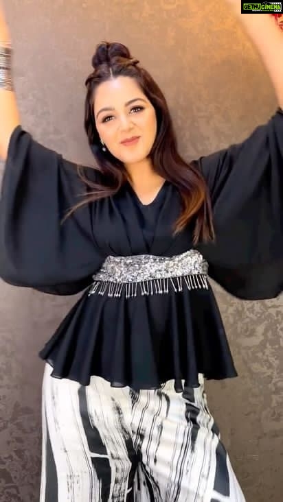 Monal Gajjar Instagram - Whenever I get ready try to make reels & my team is like letβs get back to the work ππΌπ₯π Thatβs why no reels or pic on time π sorry for delay π€ Lots of love to all my favourites people here π€ Style by:- @drashtigajjar94 Outfit:- @asopalav π πββοΈ :- @aanalsavaliya #instagood #instalike #reels #ootd #promotion #movies #gujarati #vickydanovarghodo #love #fashion #actor #monalgajjar #imqueenπΈπ»π India