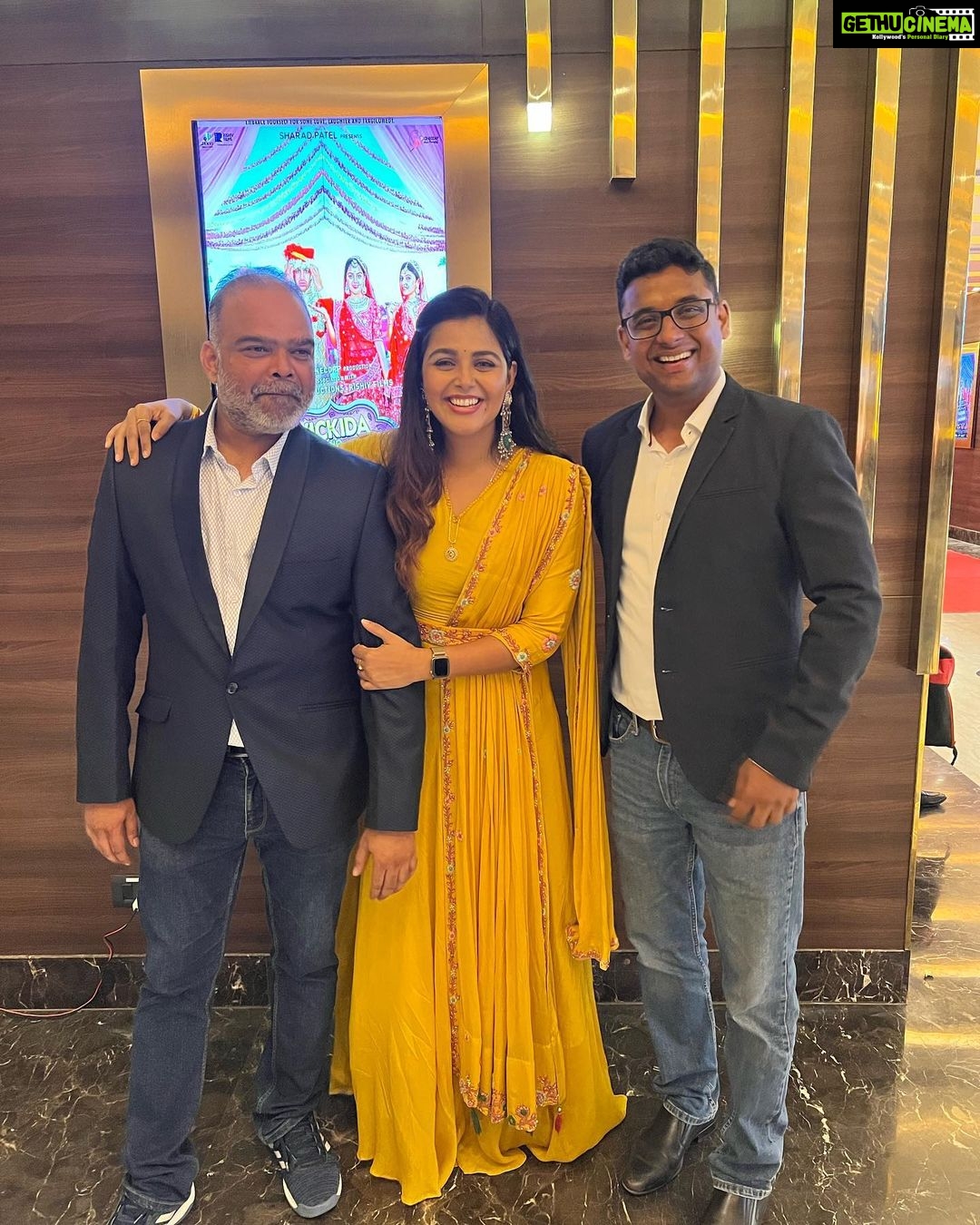 Monal Gajjar Instagram - Basically this our ritual we start with Simple pic & last we have the best one.📸Thank you @rahul_bhole11 @kanojiavinit for always bing family for me. I have great bonding with you both. I’m always grateful to have in my life.🥰😇🥰 I’m very expressive in real but writing I’m really poor which is basically yours strength. 😇🥰😇thank once again for one more hit after Reva in my filmy 🎥 career.😇 jai shri krishna😇 Styled by:- @idivyeshtalaviya Wearing:- @sivithebespokeboutique @niketathacker Jewellery:- @stylewithdaksha_kashti Styling Assistant:- @vaidehi1312 @styledbydivyesh #styledbydivyesh💫 #promtion #vickydanovarghodo #gujaratimovies #monalgajjar #imqueen👸🏻👑