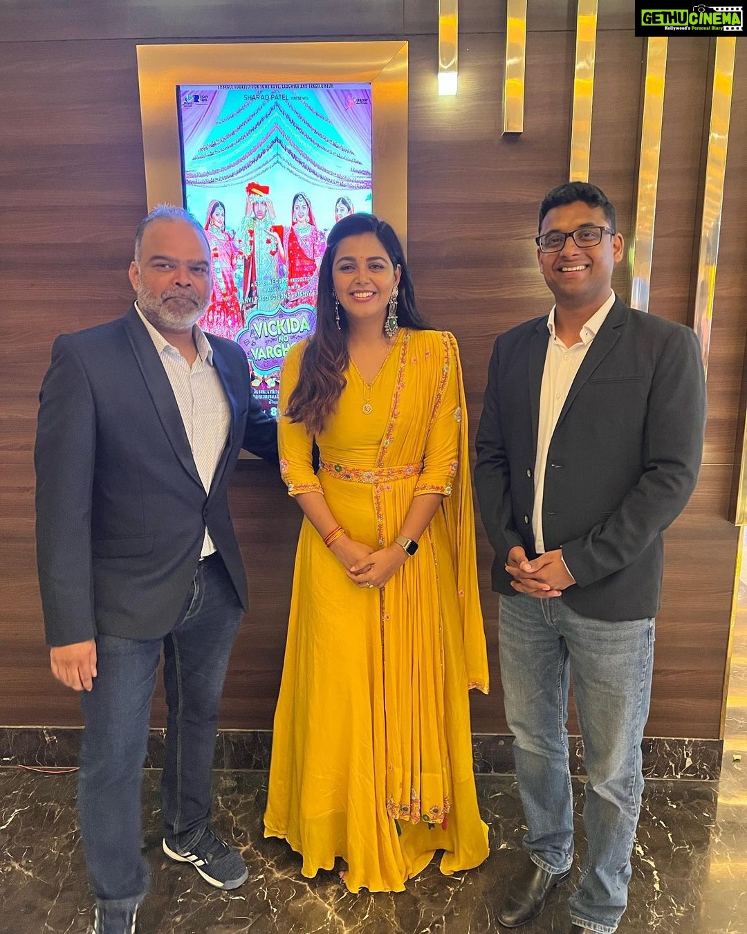 Monal Gajjar Instagram - Basically this our ritual we start with Simple pic & last we have the best one.📸Thank you @rahul_bhole11 @kanojiavinit for always bing family for me. I have great bonding with you both. I’m always grateful to have in my life.🥰😇🥰 I’m very expressive in real but writing I’m really poor which is basically yours strength. 😇🥰😇thank once again for one more hit after Reva in my filmy 🎥 career.😇 jai shri krishna😇 Styled by:- @idivyeshtalaviya Wearing:- @sivithebespokeboutique @niketathacker Jewellery:- @stylewithdaksha_kashti Styling Assistant:- @vaidehi1312 @styledbydivyesh #styledbydivyesh💫 #promtion #vickydanovarghodo #gujaratimovies #monalgajjar #imqueen👸🏻👑