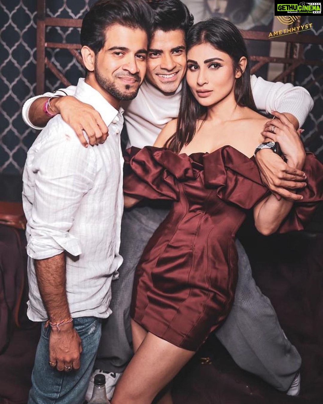 Mouni Roy Instagram - Outtakes from the other night 🤌🏻✨