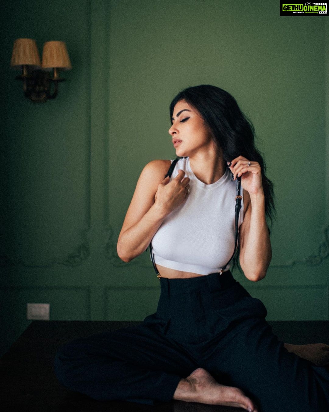 Mouni Roy Instagram - How serious life decisions are being madeπ- eyes wide shut & hoping for the best ππ¬ β’ β’ β’ β’ β’ β’ Creative direction & photography by @bharat_rawail Style my @anusoru @nidhikurda Make up @mukeshpatilmakeup Hair @hairbysharda