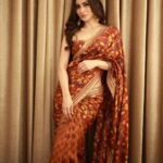 Mouni Roy Instagram – My front row cliché 🤩
#ASareeGirlForever ☺️
•
•
•

Outfit:- @drishtizahabia 
Earrings:- @golecha_jewels 
Styled by:- @rishika_devnani 
Asstd by:- @romamaityy @dhruvypancholi 
Make up by :- @mukeshpatilmakeup 
Hair:- @hairbysharda 
📸 @vivekchawlastudio