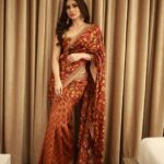 Mouni Roy Instagram – My front row cliché 🤩
#ASareeGirlForever ☺️
•
•
•

Outfit:- @drishtizahabia 
Earrings:- @golecha_jewels 
Styled by:- @rishika_devnani 
Asstd by:- @romamaityy @dhruvypancholi 
Make up by :- @mukeshpatilmakeup 
Hair:- @hairbysharda 
📸 @vivekchawlastudio