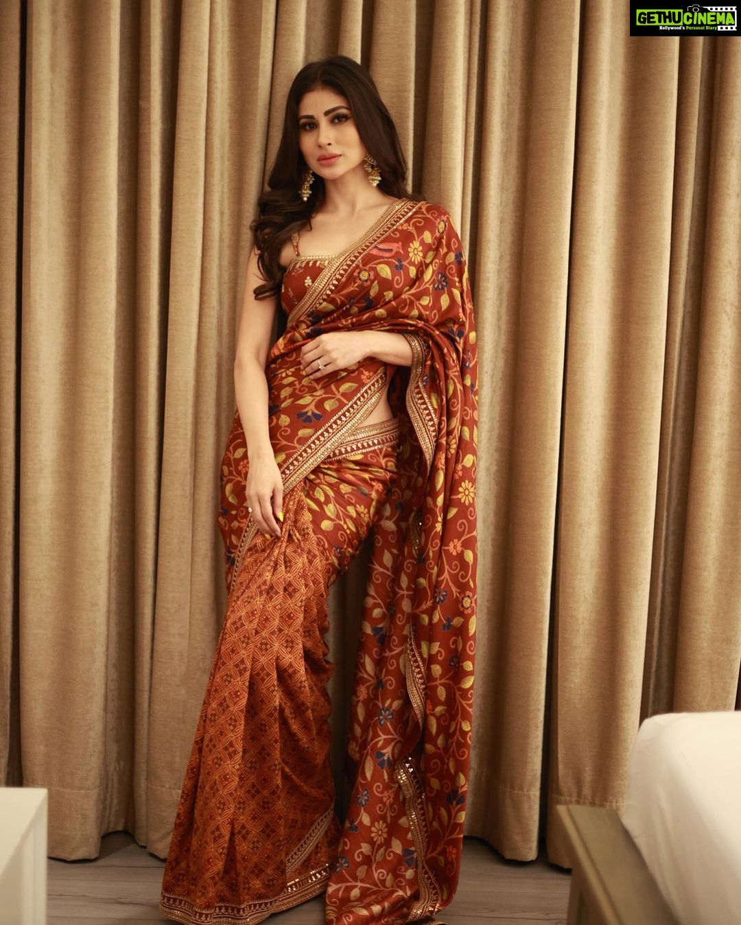 Mouni Roy Instagram - My front row cliché 🤩 #ASareeGirlForever ☺️ • • • Outfit:- @drishtizahabia Earrings:- @golecha_jewels Styled by:- @rishika_devnani Asstd by:- @romamaityy @dhruvypancholi Make up by :- @mukeshpatilmakeup Hair:- @hairbysharda 📸 @vivekchawlastudio
