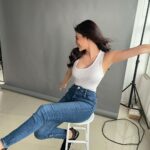 Mouni Roy Instagram – Never not dancing 🤷🏻‍♀️🙆🏻‍♀️
🪩 🕺 
GOODMORNINGGGG!!!
Dreamers, lovers & Artists 
💋