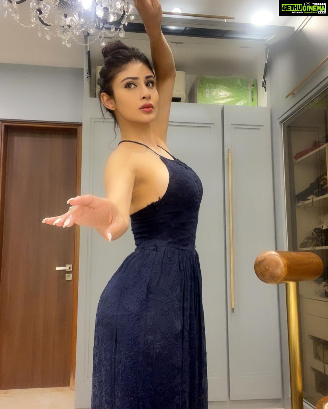 Mouni Roy Instagram - Never not dancing đ¤ˇđģââī¸đđģââī¸ đĒŠ đē GOODMORNINGGGG!!! Dreamers, lovers & Artists đ