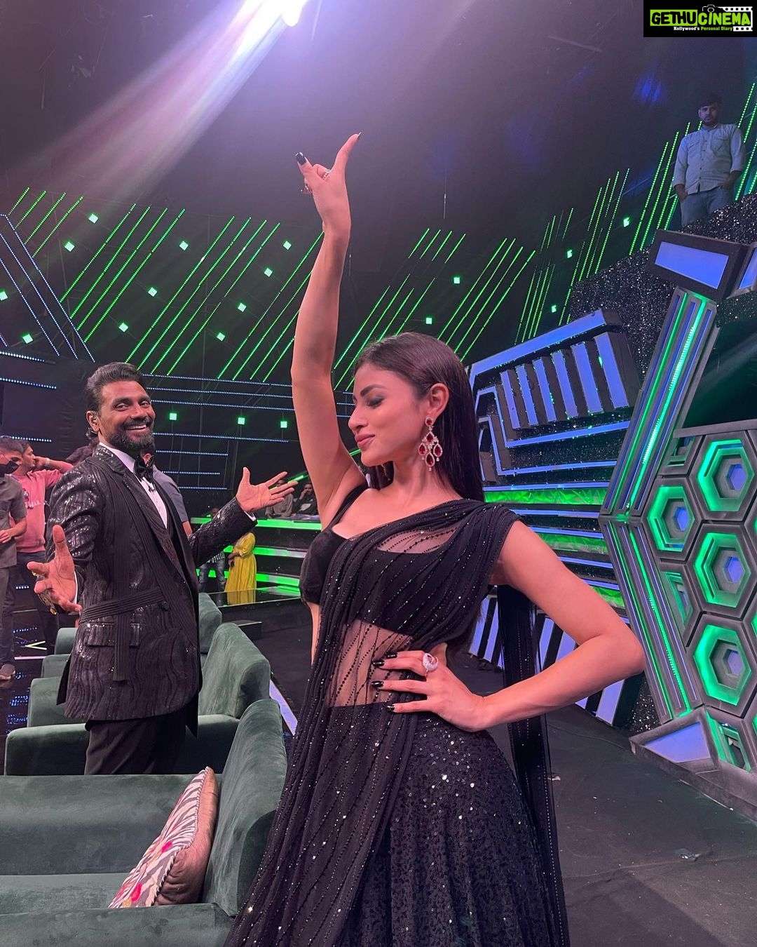 Mouni Roy Instagram - Never not dancing đ¤ˇđģââī¸đđģââī¸ đĒŠ đē GOODMORNINGGGG!!! Dreamers, lovers & Artists đ