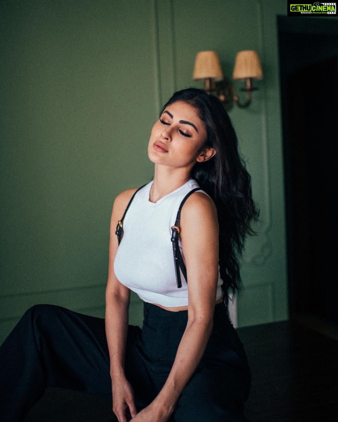 Mouni Roy Instagram - How serious life decisions are being madeπ- eyes wide shut & hoping for the best ππ¬ β’ β’ β’ β’ β’ β’ Creative direction & photography by @bharat_rawail Style my @anusoru @nidhikurda Make up @mukeshpatilmakeup Hair @hairbysharda