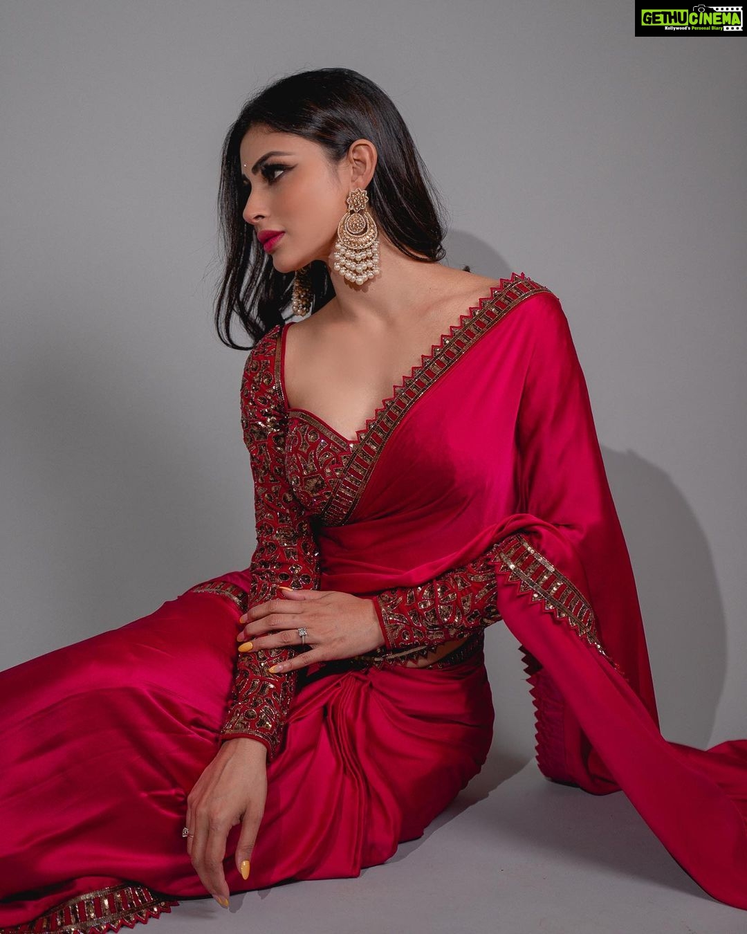 Mouni Roy Instagram - Outfit:- @vvanivats Earrings:- @golecha_jewels Styled by:- @rishika_devnani assisted by:- @romamaityy @dhruvypancholi Makeup by- @mukeshpatilmakeup Hair by- @chettiarqueensly 📸:- @jvfilms_