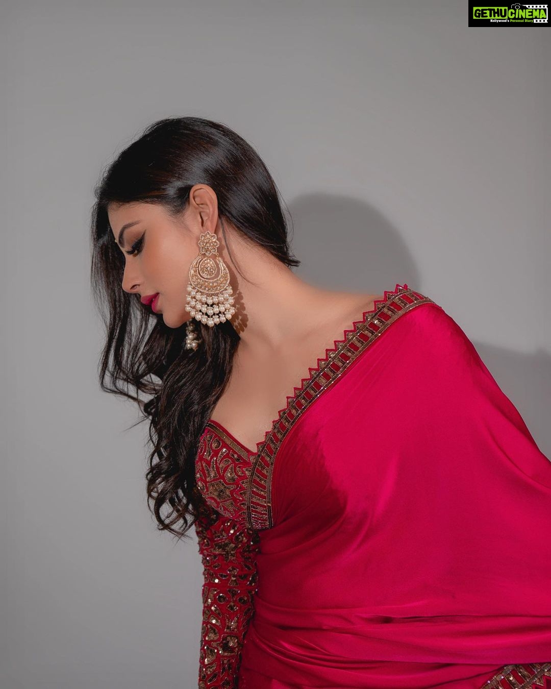 Mouni Roy Instagram - Outfit:- @vvanivats Earrings:- @golecha_jewels Styled by:- @rishika_devnani assisted by:- @romamaityy @dhruvypancholi Makeup by- @mukeshpatilmakeup Hair by- @chettiarqueensly 📸:- @jvfilms_