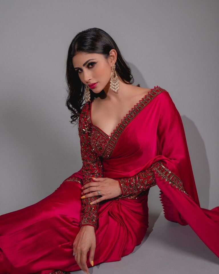 Mouni Roy Instagram - Outfit:- @vvanivats Earrings:- @golecha_jewels Styled by:- @rishika_devnani assisted by:- @romamaityy @dhruvypancholi Makeup by- @mukeshpatilmakeup Hair by- @chettiarqueensly 📸:- @jvfilms_