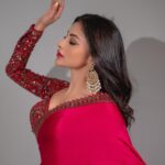 Mouni Roy Instagram - Outfit:- @vvanivats Earrings:- @golecha_jewels Styled by:- @rishika_devnani assisted by:- @romamaityy @dhruvypancholi Makeup by- @mukeshpatilmakeup Hair by- @chettiarqueensly 📸:- @jvfilms_