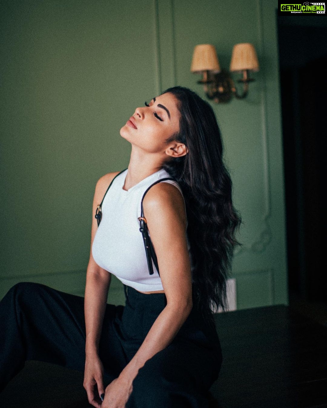 Mouni Roy Instagram - How serious life decisions are being madeπ- eyes wide shut & hoping for the best ππ¬ β’ β’ β’ β’ β’ β’ Creative direction & photography by @bharat_rawail Style my @anusoru @nidhikurda Make up @mukeshpatilmakeup Hair @hairbysharda