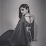 Mouni Roy Instagram - Outfit:- @vvanivats Earrings:- @golecha_jewels Styled by:- @rishika_devnani assisted by:- @romamaityy @dhruvypancholi Makeup by- @mukeshpatilmakeup Hair by- @chettiarqueensly 📸:- @jvfilms_
