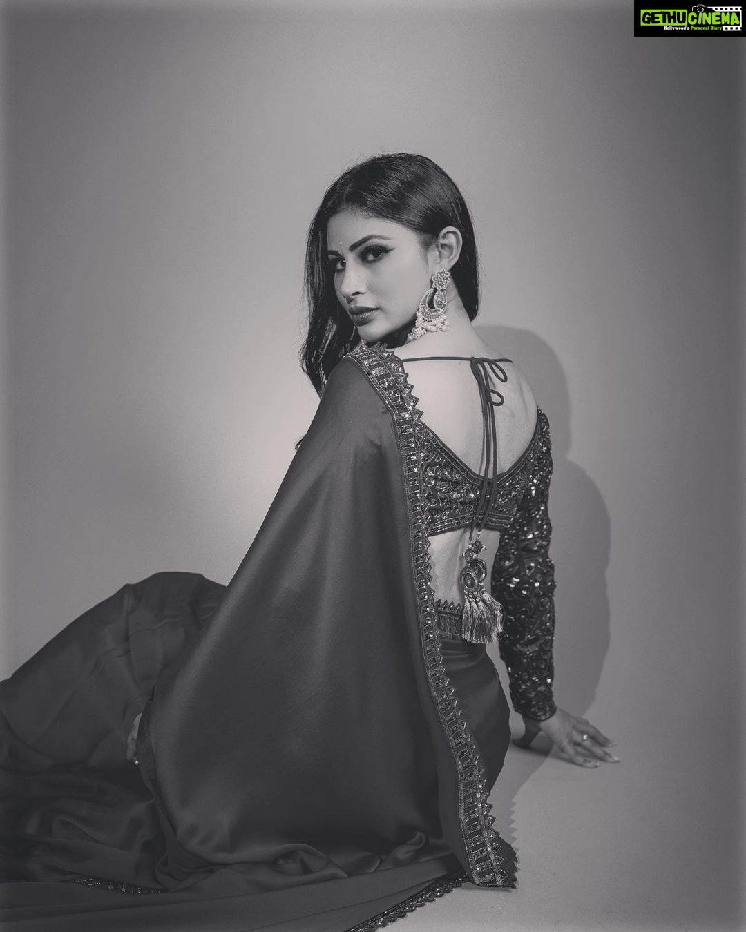 Mouni Roy Instagram - Outfit:- @vvanivats Earrings:- @golecha_jewels Styled by:- @rishika_devnani assisted by:- @romamaityy @dhruvypancholi Makeup by- @mukeshpatilmakeup Hair by- @chettiarqueensly 📸:- @jvfilms_