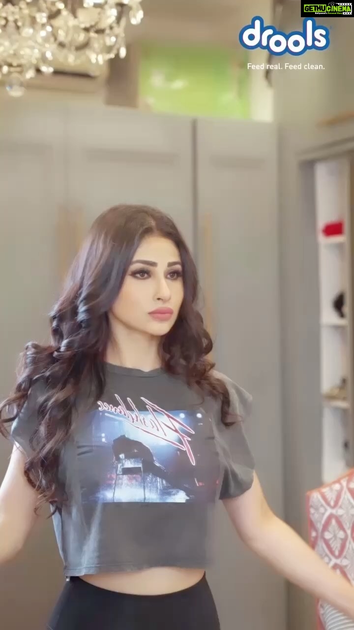 Mouni Roy Instagram - Do you have a little puppy at home that wants to get stronger? Drools Daily Nutrition is all you need! Formulated in the US, it’s a mix of real chicken & eggs & 0 fillers and by products. @Droolsindia is a super nutritious way for your dogs to get their daily intake of protein & vitamins ! Choose Wise. Choose Drools 🐾🐾