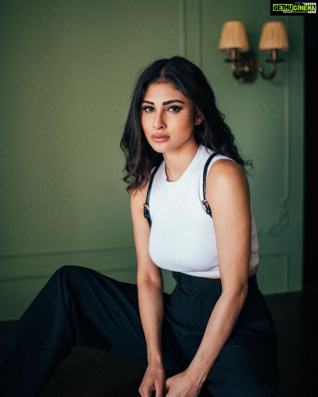 Mouni Roy Instagram - How serious life decisions are being madeπ- eyes wide shut & hoping for the best ππ¬ β’ β’ β’ β’ β’ β’ Creative direction & photography by @bharat_rawail Style my @anusoru @nidhikurda Make up @mukeshpatilmakeup Hair @hairbysharda