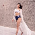 Mouni Roy Instagram - Life’s a dandelion white..