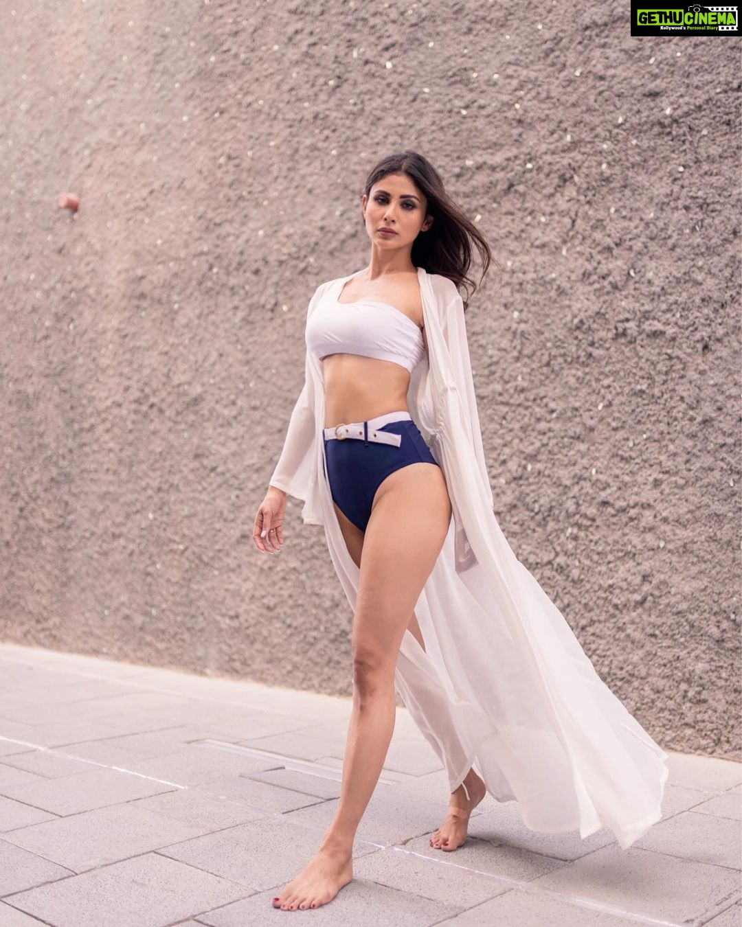 Mouni Roy Instagram - Life’s a dandelion white..