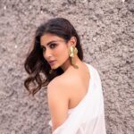 Mouni Roy Instagram - Life’s a dandelion white… • • • • 📸 @amvisuals_