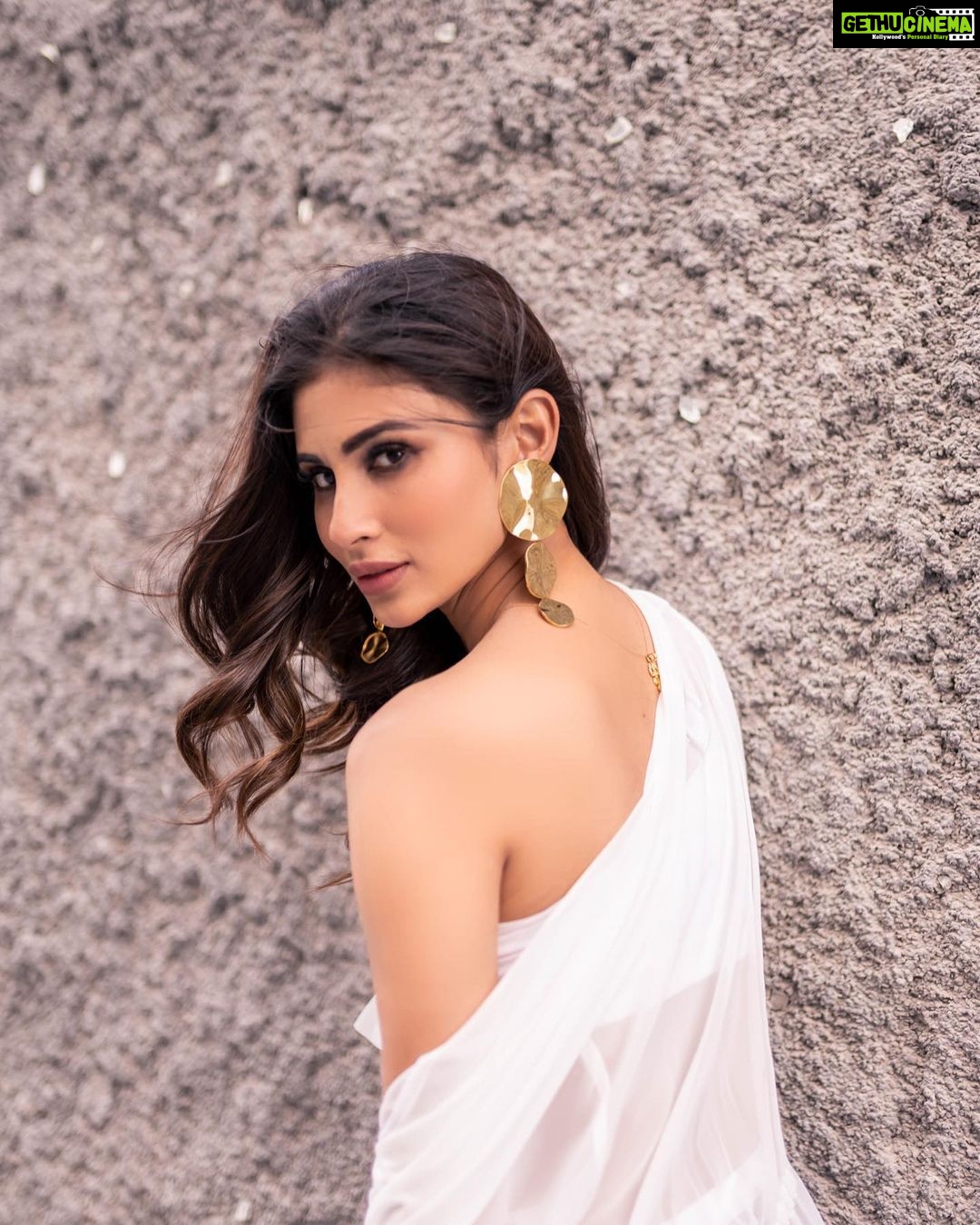 Mouni Roy Instagram - Life’s a dandelion white… • • • • 📸 @amvisuals_